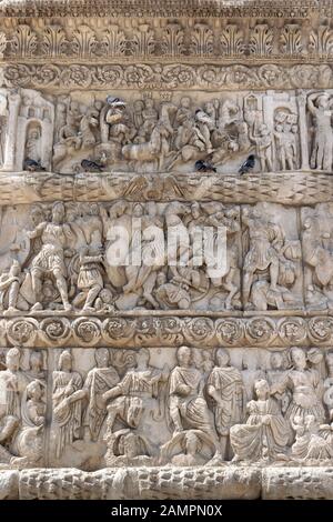 Arco di Galerio con bassorilievi in Salonicco, Grecia Foto Stock