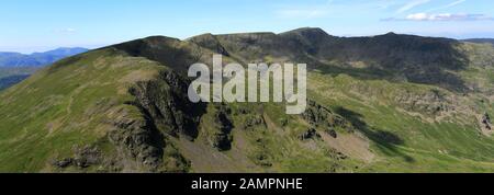 Vista di Dollywagon Pike Fell, Foresta di Grisedale, Ullswater, Lake District National Park, Cumbria, Inghilterra, Regno Unito Dollwagon Pike Fell è uno dei 214 Wa Foto Stock