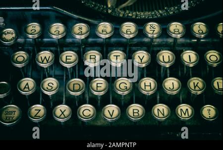 Macchina da scrivere nera vintage con tasti rotondi Foto Stock