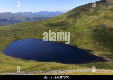 Vista Su Grisedale Tarn E La Catena Montuosa Di Helvellyn, La Foresta Di Grisedale, Il Lake District National Park, Cumbria, Inghilterra Foto Stock