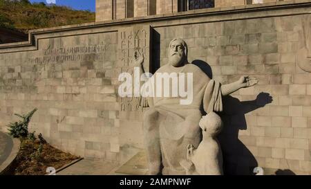 Scultura del linguista medievale armeno Mesrop Mashtots in Armenia, turismo Foto Stock