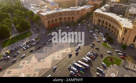 Automobili che guidano sulla piazza della Repubblica a Yerevan, veduta aerea della strada principale Foto Stock