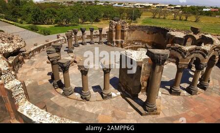 Rovine dell'antica cattedrale di Zvartnots situata nella provincia di Armavir, Armenia Foto Stock