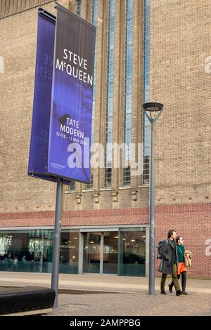 Billboard al di fuori di Tate Modern a Londra la prossima mostra pubblicitaria di Steve McQueen, Londra, Regno Unito dal 2020 Foto Stock