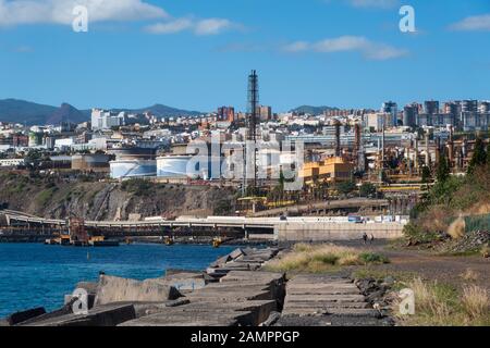 Santa Cruz, Tenerife, Spagna - 27 dicembre 2019, Vista sulla parte industriale di Santa Cruz a Tenerife, Isole Canarie, Spagna, Foto Stock