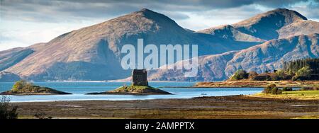 Castello Stalker dalla strada Port Appin (1) Foto Stock