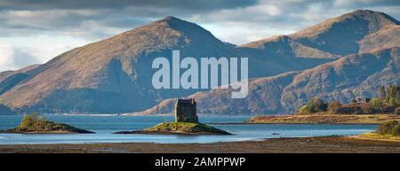 Castello Stalker dalla strada Port Appin (2) Foto Stock