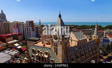 Bellissimo edificio in città sul mare, hotel di lusso in architettura georgiana Batumi Foto Stock