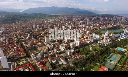 Città moderna e densamente costruita con area verde in estate, l'antenna Batumi Georgia Foto Stock