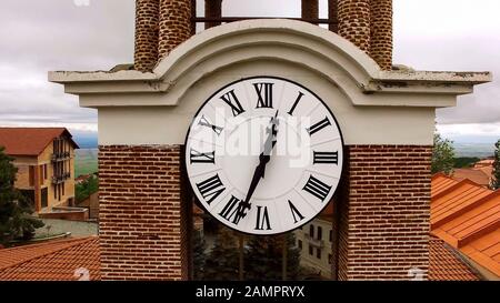 Orologio del municipio di Sighnaghi, famosa architettura georgiana, visite turistiche storiche Foto Stock