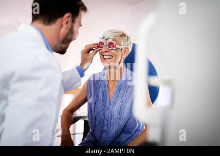 All'ottico optometrista esaminando senior donna moderna in Oftalmologia Clinica Foto Stock