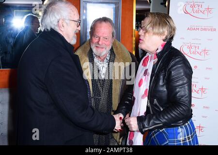 (Da sinistra a destra) Jonathan Pryce, Terry Gilliam ed Eddie Izzard che hanno partecipato ad uno screening dell'uomo Che Ha Ucciso Don Chisciotte al cinema Curzon Mayfair a Londra. Foto Stock