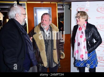 (Da sinistra a destra) Jonathan Pryce, Terry Gilliam ed Eddie Izzard che hanno partecipato ad uno screening dell'uomo Che Ha Ucciso Don Chisciotte al cinema Curzon Mayfair a Londra. Foto Stock