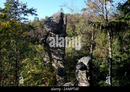 Roccia monolitica Kerzenstein nei pressi del Pesenbachtal nella regione di Mühlviertel in alta Austria Foto Stock