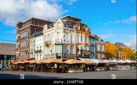 Bar e ristoranti al Markt (Piazza del mercato) in una giornata di sole. La Piazza del mercato fa parte del centro storico. Den Bosch, Paesi Bassi. Foto Stock