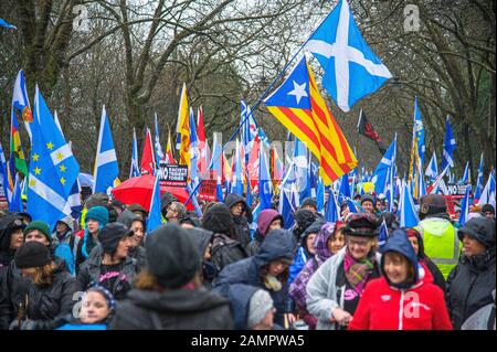 Glasgow, Regno Unito. 11th Gen 2020. I manifestanti che si levano in piedi nella pioggia in attesa che la marcia cominci.80.000 sostenitori sono usciti a sostegno dell'indipendenza scozzese dopo le Elezioni generali del Regno Unito e la prossima data del 31st gennaio, quando il Regno Unito lascerà l'Unione europea, trascinando la Scozia da esso contro la sua volontà, Di conseguenza, Il gruppo Tutti Sotto Un unico Banner ha tenuto una marcia di emergenza attraverso il centro di Glasgow per protestare contro il governo di Londra e la Brexit. Credit: Stewart Kirby/Sopa Images/Zuma Wire/Alamy Live News Foto Stock