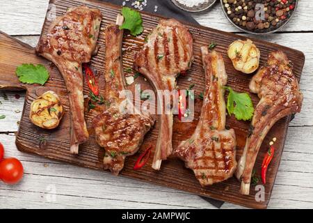 Costolette di agnello alla griglia. Hot rack di agnello con spezie e condimenti. Vista dall'alto Foto Stock