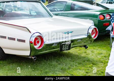 Classic Vintage 1962 Ford Thunderbird a stelle e strisce mostra al Tatton Park Regno Unito Foto Stock