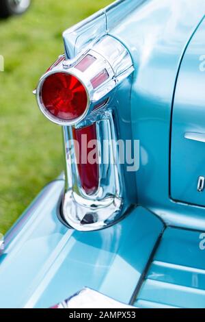 Dettaglio del 1958 OLDSMOBILE Super 88 luci di posizione posteriori vintage a Stars & Stripes spettacolo a Tatton Park UK Foto Stock