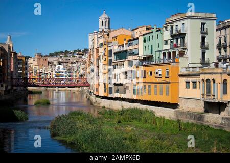 Girona, CATALOGNA, SPAGNA - 15 GIUGNO 2019: Quartiere storico ebraico di Girona con Ponte Eiffel all'alba, Barcellona, Spagna, Catalogna Foto Stock