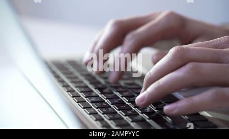 Tastiera freelance su notebook, progetto aziendale di start-up, tecnologia moderna Foto Stock