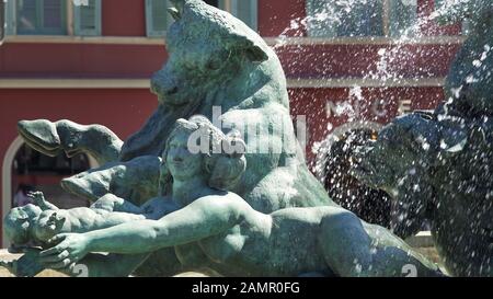 Dettaglio della statua della Fontana del Sole, famosa Place Massena a Nizza, viaggio in Francia Foto Stock