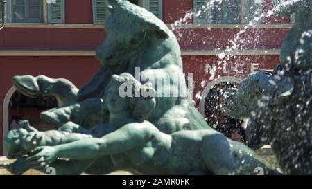 Bella città che attrae turisti con la famosa Fontana del Sole, l'architettura, il turismo Foto Stock