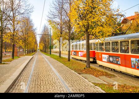 Praga, Repubblica Ceca - 6.11.2019: Tram e alberi d'autunno a Praga in Repubblica Ceca Foto Stock