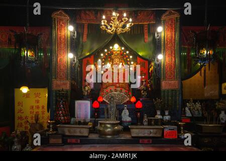 Tempio di Tin Hau; santuario o altare della dea Tin Hau, una dea cinese del mare, all'interno del tempio di Tin Hau, Kowloon, Hong Kong Asia Foto Stock