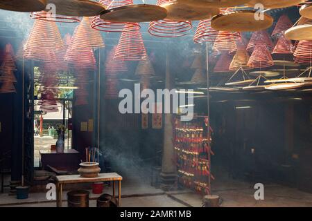 Cultura dei pini - bastoni di incenso che bruciano per produrre un'atmosfera fumosa nel tempio di Tin Hau alla dea cinese del mare Tin Hau, Kowloon Hong Kong Asia Foto Stock