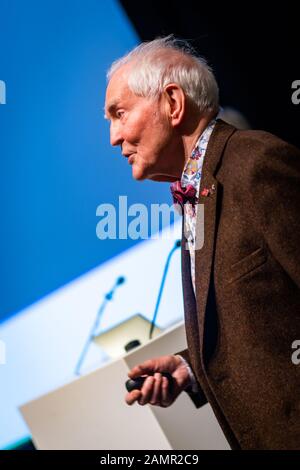 Edinburgh, Regno Unito. Il 13 gennaio 2020. Dr John Taylor C OBE presentando presso la società di antiquari di Scozia della lezione sulla storia di David Ramsay della Scozia, il royal orologiaio di James VI & I presso il National Museum of Scotland. Foto Stock