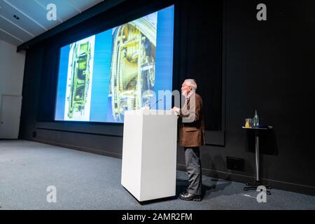 Edinburgh, Regno Unito. Il 13 gennaio 2020. Dr John Taylor C OBE presentando presso la società di antiquari di Scozia della lezione sulla storia di David Ramsay della Scozia, il royal orologiaio di James VI & I presso il National Museum of Scotland. Foto Stock