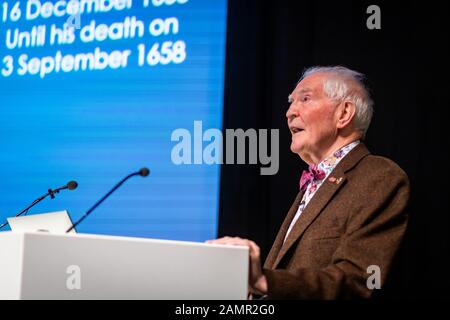 Edinburgh, Regno Unito. Il 13 gennaio 2020. Dr John Taylor C OBE presentando presso la società di antiquari di Scozia della lezione sulla storia di David Ramsay della Scozia, il royal orologiaio di James VI & I presso il National Museum of Scotland. Foto Stock