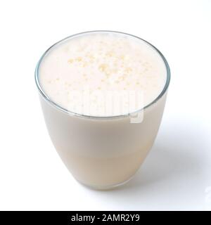 Frullato di vaniglia con schiuma isolato su bianco. Deliziosi dessert di latte con la vaniglia in vetro isolato su bianco con percorso di clipping. Foto Stock