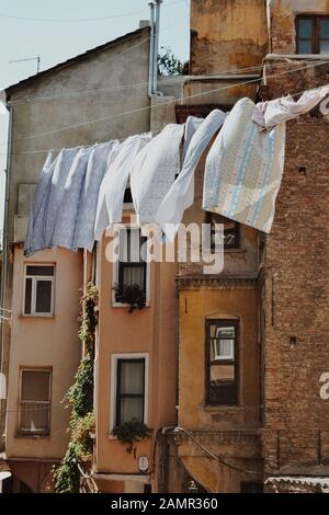 Lavanderia appesa da una corda in strada Foto Stock