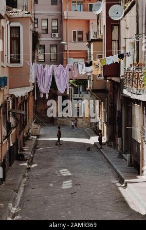 Lavanderia appesa da una corda in strada Foto Stock