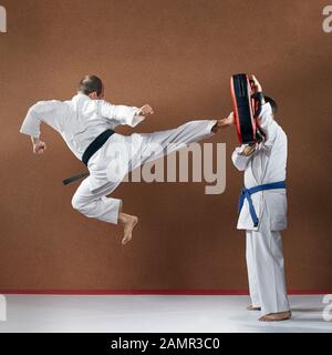 Adulto atleta addestra un kick su simulatore di un salto in alto Foto Stock