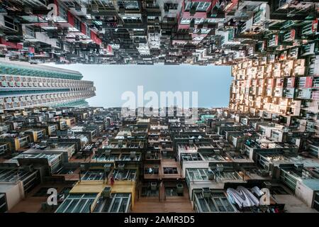 Facciata colorata dell'edificio a Hong Kong, Quarry Bay (noto anche come Monster Building), Foto Stock