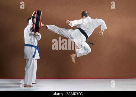 Il simulatore, un adulto atleta addestra un kick in salto Foto Stock