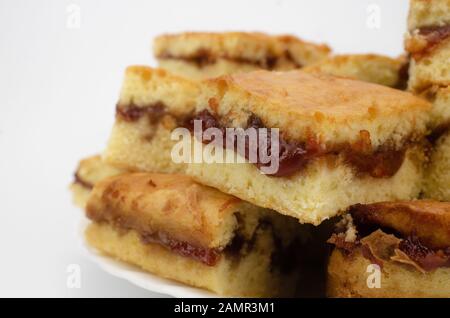 Set di dolci guava vera pasta isolato in sfondo bianco. Conosciuto anche come `matahambre` a Cuba. Questi deliziosi dolci accompagnano la colazione. Foto Stock