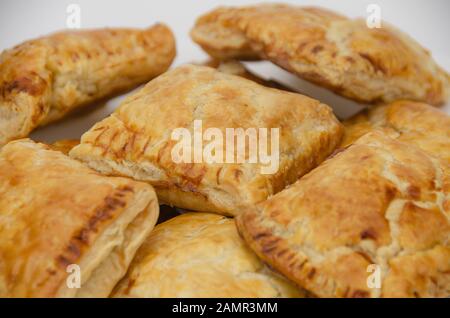 Set di dolci freschi di guava puff utilizzati per la colazione. Questi deliziosi dolci possono accompagnare la vostra colazione, snack o dessert. Foto Stock