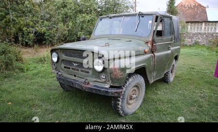 Soviet UAZ SUV su una strada della città .vetro faro di un vecchio retro russo camion SUV All-Terrain khaki colore . Prima dell'UAZ Foto Stock