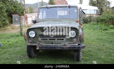 Soviet UAZ SUV su una strada della città .vetro faro di un vecchio retro russo camion SUV All-Terrain khaki colore . Prima dell'UAZ Foto Stock