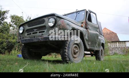 Soviet UAZ SUV su una strada della città .vetro faro di un vecchio retro russo camion SUV All-Terrain khaki colore . Prima dell'UAZ Foto Stock