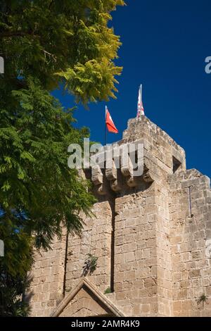 Porta fortificata, ingresso all'Abbazia di Béllapais, Cipro del Nord Foto Stock