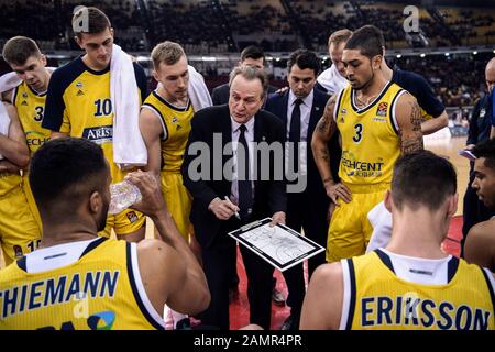 Athen, Grecia. 14th Gen 2020. Basket: Eurolega, main round, 19th matchday: Olympiakos Pireo - Alba Berlin. Alba coach Aito Garcia Reneses (M) dà le istruzioni finali dei giocatori della sua squadra prima dell'inizio del gioco. Credito: Angelos Tzortzinis/Dpa/Alamy Live News Foto Stock