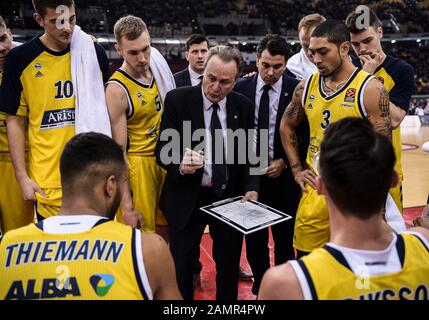 Athen, Grecia. 14th Gen 2020. Basket: Eurolega, main round, 19th matchday: Olympiakos Pireo - Alba Berlin. Alba coach Aito Garcia Reneses (M) dà le istruzioni finali dei giocatori della sua squadra prima dell'inizio del gioco. Credito: Angelos Tzortzinis/Dpa/Alamy Live News Foto Stock