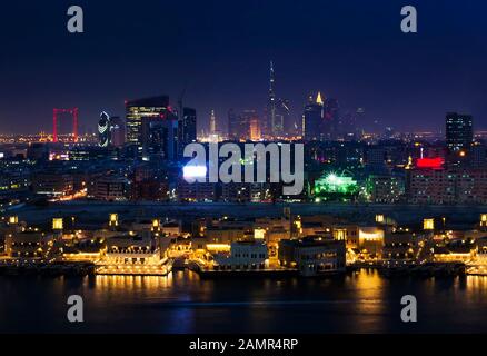 Dubai, Emirati Arabi Uniti - 7 maggio 2018: Vista panoramica del moderno paesaggio urbano di Dubai e del torrente Dubai di notte Foto Stock