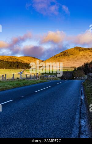 Al mattino presto luce del sole, Moyad Road, Slieve Muck, Mourne montagne, County Down, Irlanda del Nord Foto Stock