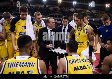 Athen, Grecia. 14th Gen 2020. Basket: Eurolega, main round, 19th matchday: Olympiakos Pireo - Alba Berlin. Alba coach Aito Garcia Reneses (M) dà le istruzioni finali dei giocatori della sua squadra prima dell'inizio del gioco. Credito: Angelos Tzortzinis/Dpa/Alamy Live News Foto Stock